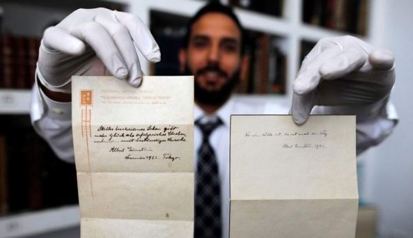 Найден секрет счастья в коротких записках Альберта Эйнштейна, обнаруженных спустя 95 лет
