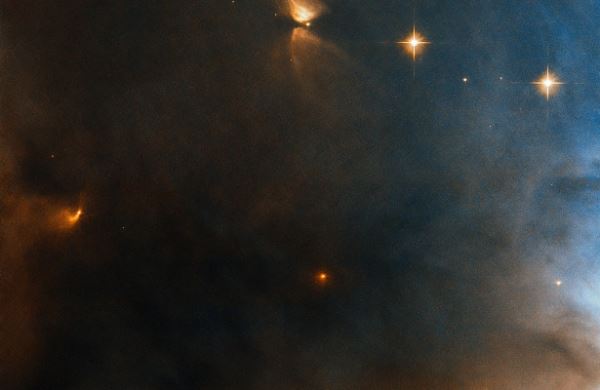 <br />
Хаббл рекламирует команду звезд в NGC 1333<br />
