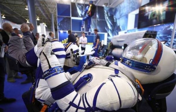 Космонавт Николай Тихонов заявил, что в будущем страны могут создать "единый скафандр"