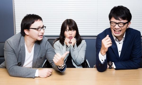 В Японии женщинам запретили на работе носить очки