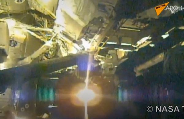 <br />
Астронавты на МКС вышли в открытый космос для ремонта альфа-спектрометра<br />
