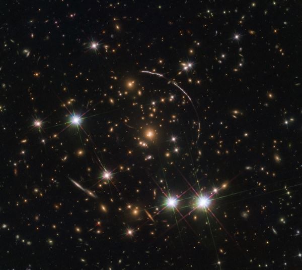 Hubble сфотографировал 12 «дублей» далекой галактики