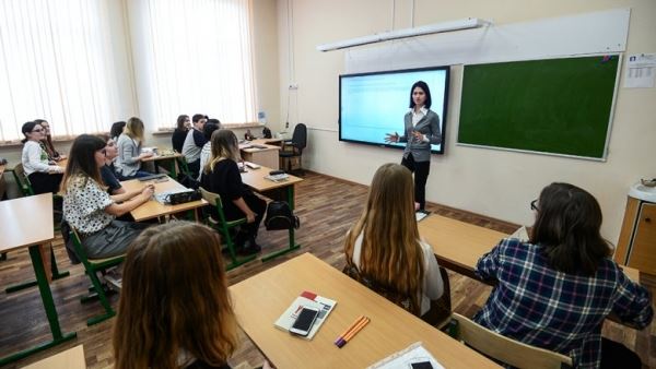 В Петербурге учительница порезала ножницами кофту школьника